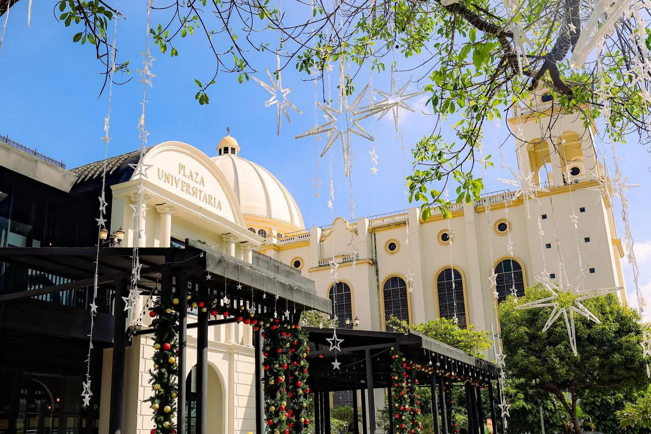 Centro Histórico de San Salvador, Catedral y BINAES vistos desde Plaza Universitaria